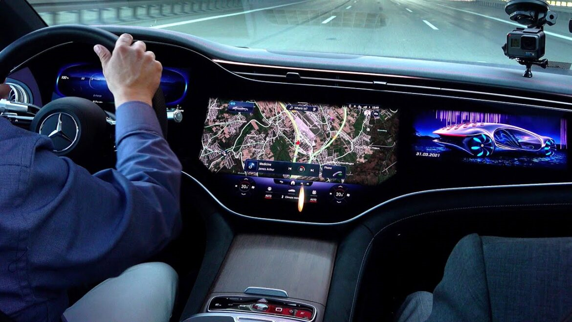 Mercedes EQS – sztuczna inteligencja i ekrany niemal na całą szerokość kabiny.