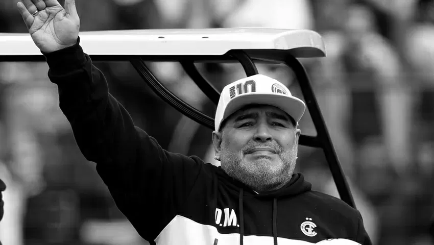 Diego Armando Maradona nie żyje. Legendarny piłkarz zmarł na zawał serca.