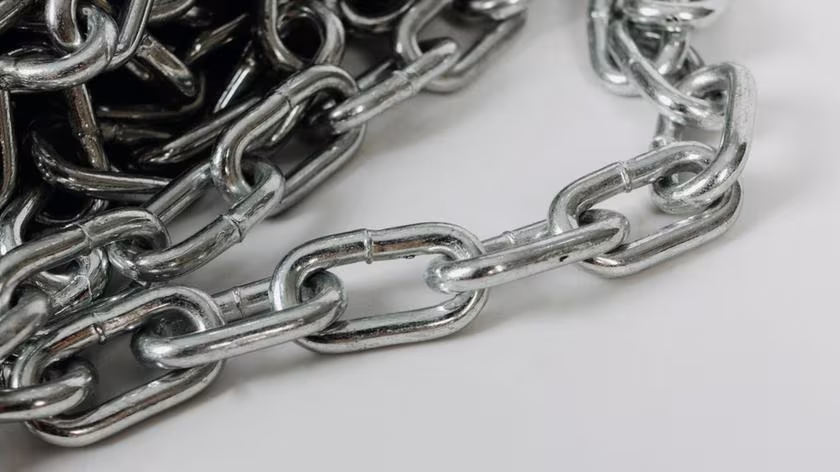 12-latka na łańcuchu przykutym do podłogi. Była pod opieką ojca i jego konkubiny