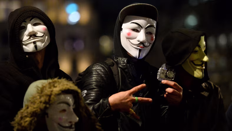 Przepychanki z policją przed parlamentem w Londynie podczas Marszu Miliona Masek