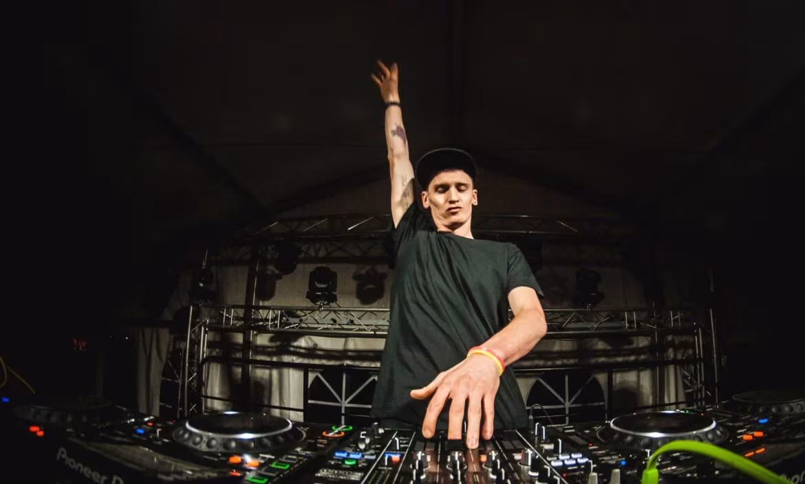 Blinker z najnowszą produkcją „Tell Me”