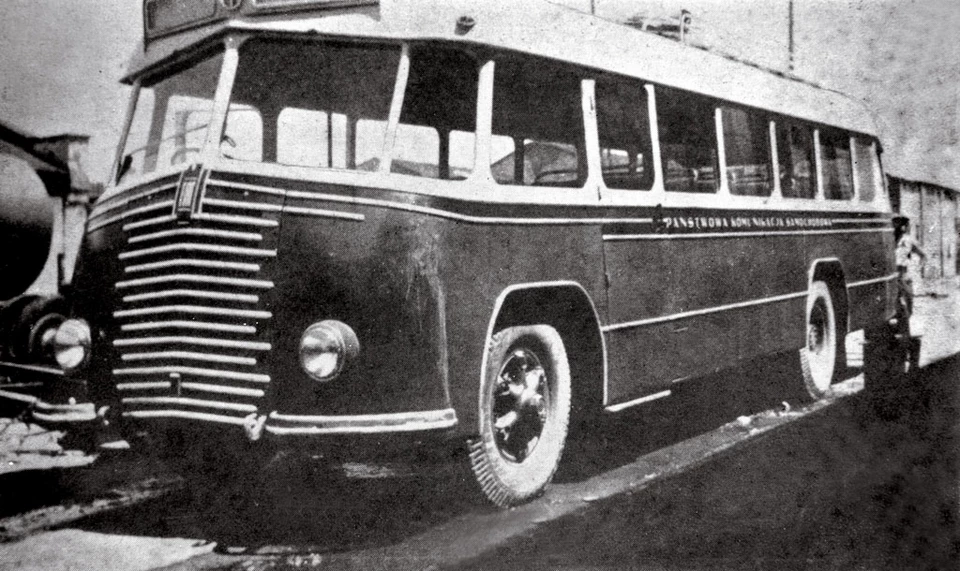 Pierwsze powojenne autobusy powstaly w 1950 roku na podwoziach Fiat 666RN.