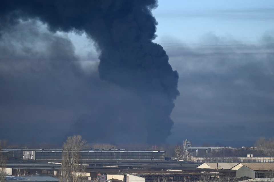 Z lotniska wojskowego koło Charkowa unosi się czarny dym