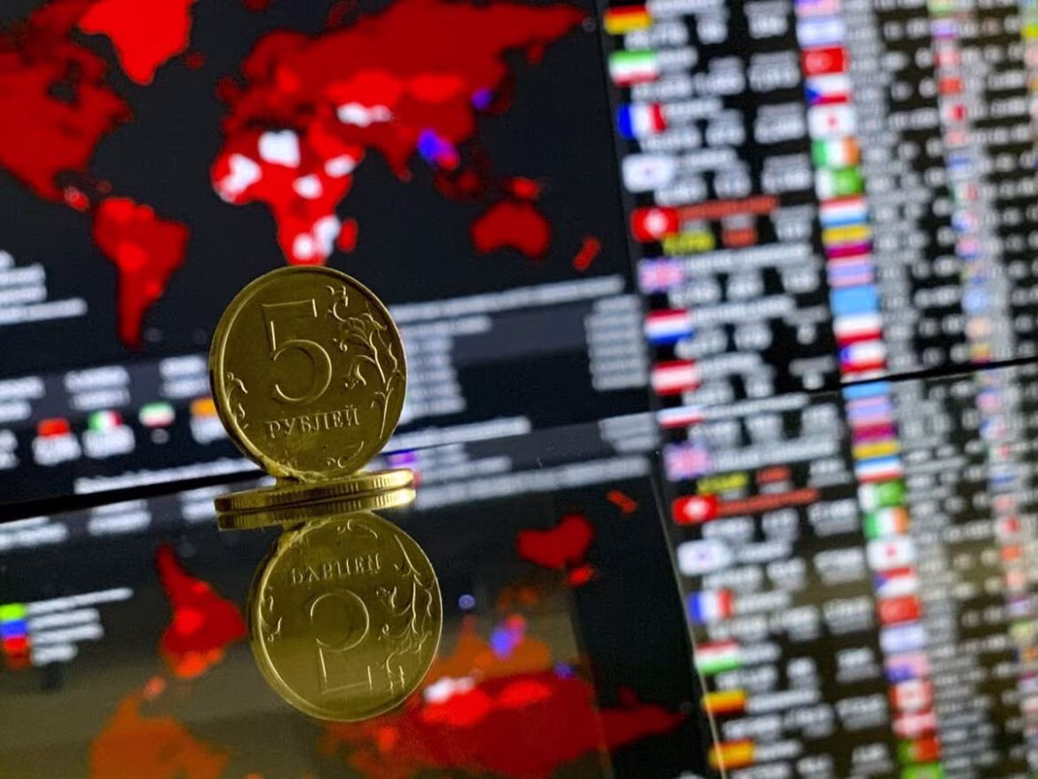 Ciosy w rubla, giełda w Moskwie w tarapatach. Poniedziałkowe otwarcie pod znakiem zapytania. Centralny Bank Rosji próbuje ratować gospodarkę. Gigantyczna podwyżka stóp procentowych