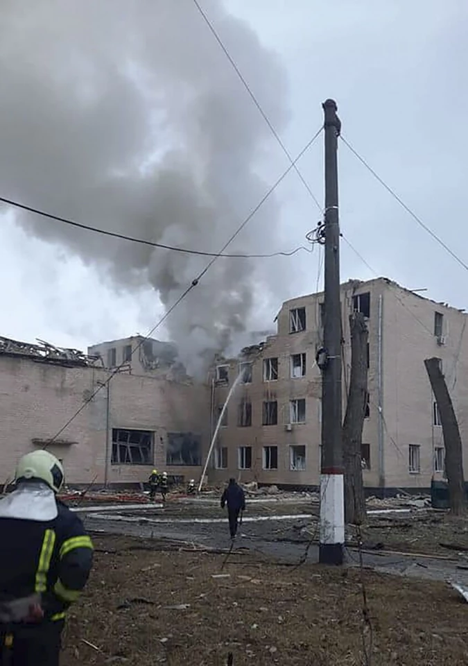 Zniszczenia budynku wojskowego w Kijowie po porannym uderzeniu rakietowym Rosji