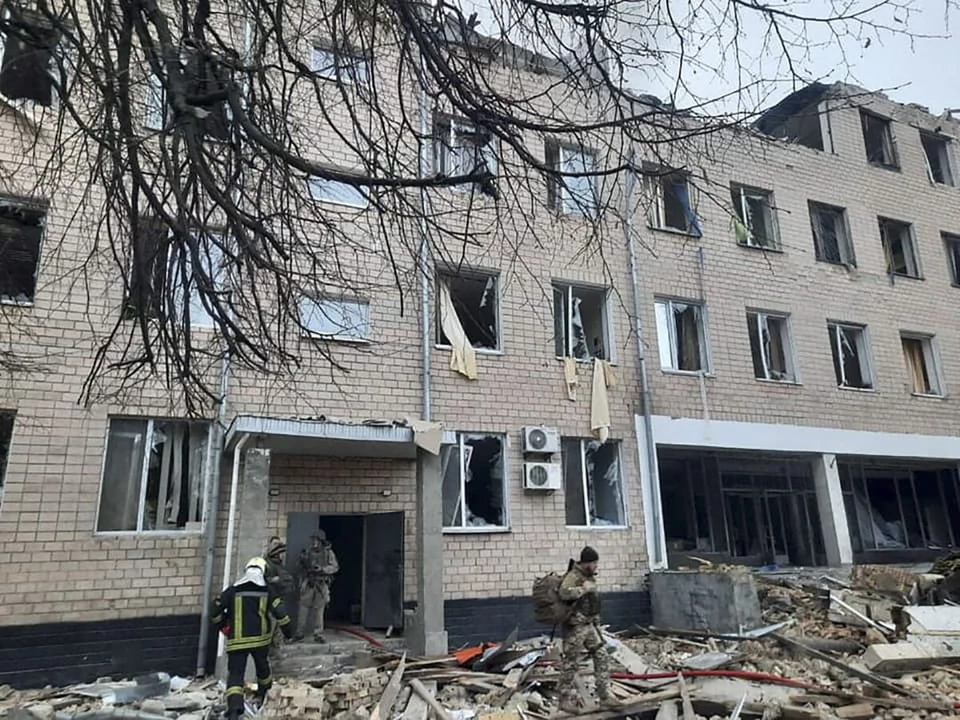 Zniszczenia w budynku wojskowym w Kijowie po porannym uderzeniu rakietowym Rosji