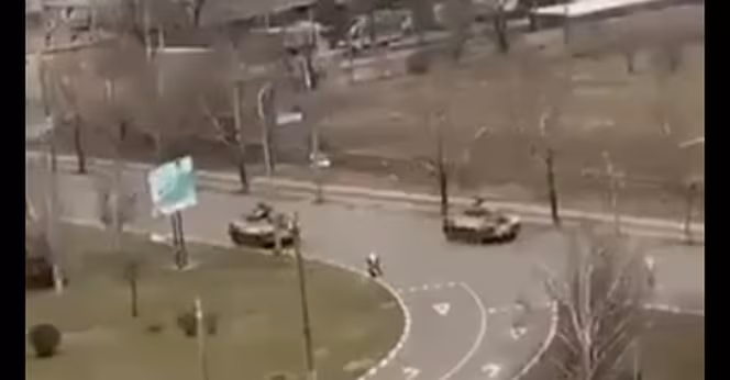 Lokalne władze: przez Chersoń jedzie rosyjska kolumna wojskowa