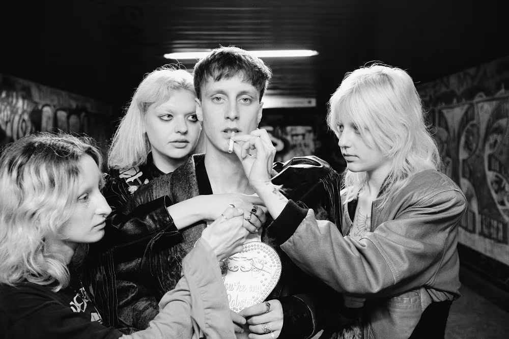 Frank Leen częstuje fanów “Bombonierkami”