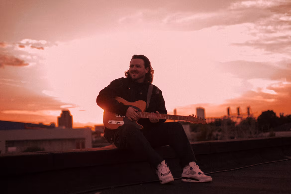 Declan J Donovan w „Hideaway”