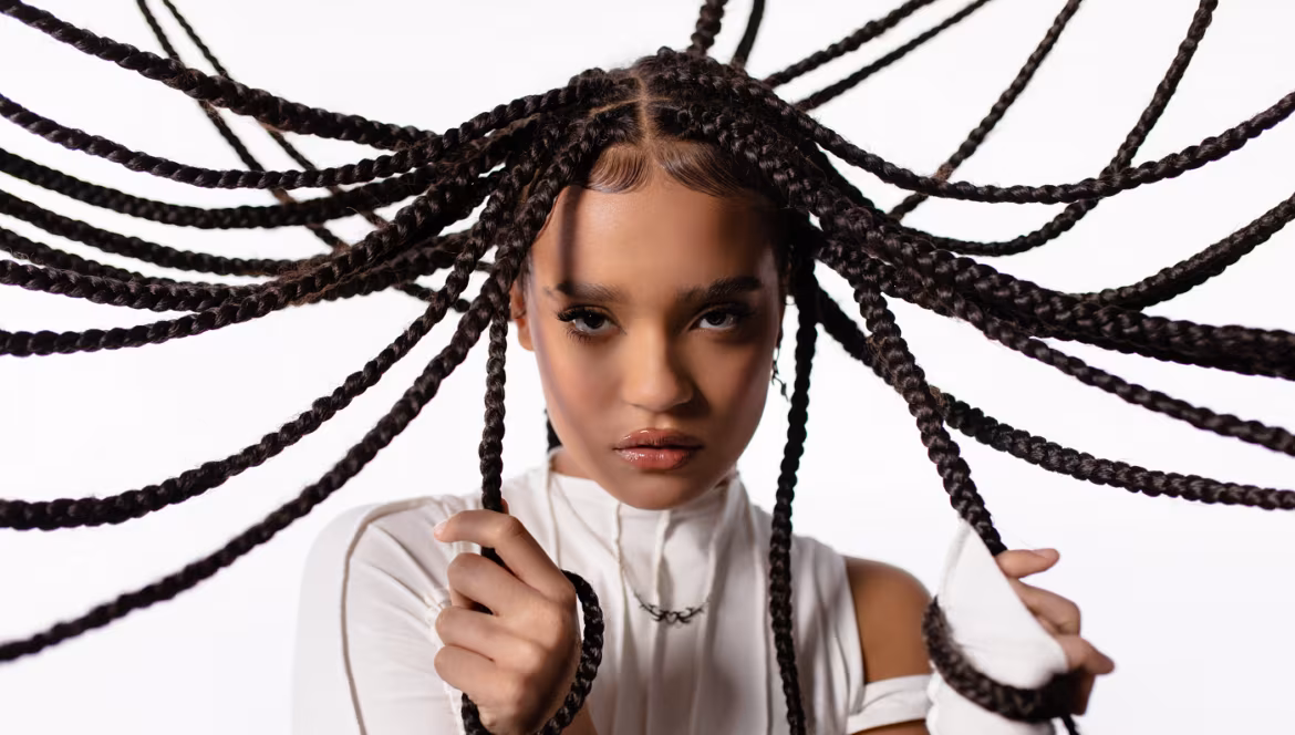 Sara James o tolerancji w nowym singlu „Bloodline”