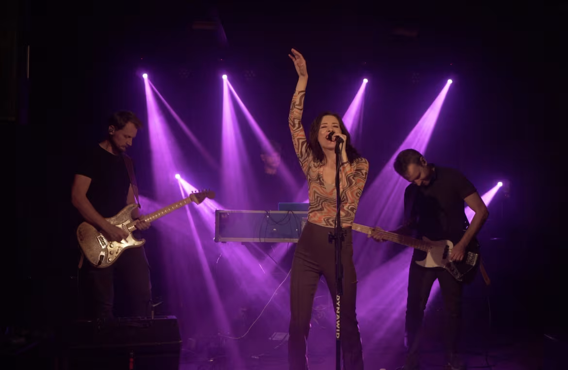 Holly Blue z nowym singlem „Strong”