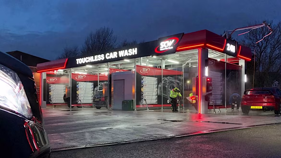 Czy wiesz, jak korzystać z myjni? Zamiast umyć auto, możesz je uszkodzić