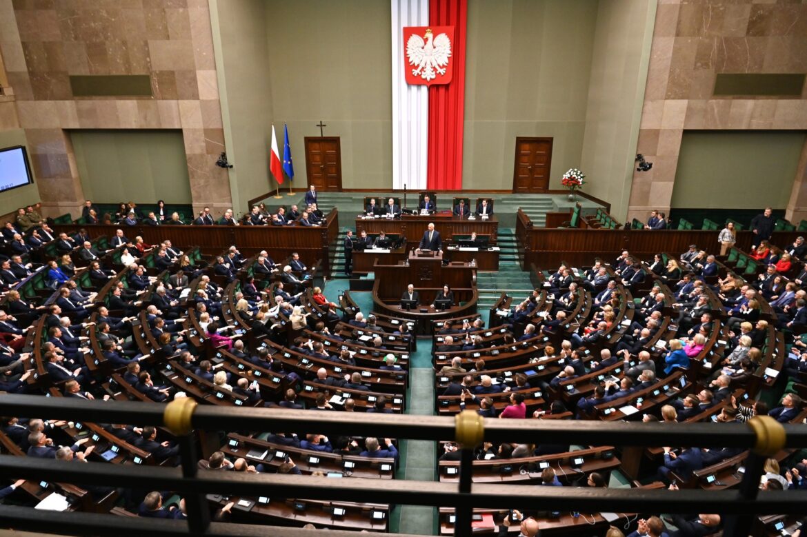 „Nielegalny Sejm”. Czy musi być 460 posłów? Wyjaśniamy fałszywy przekaz PiS