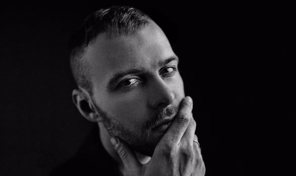 MAX BARSKIH i jego hymn wolności osobistej. Posłuchaj zaskakującego „SLAY”