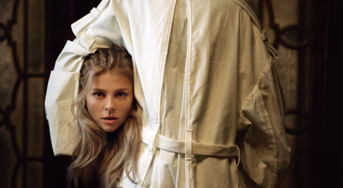 VICTORIA traci głowę w nowym teledysku „Paradox”