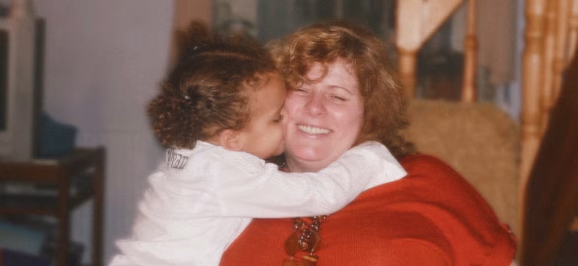 Sara James z osobistym przekazem w najnowszym singlu „I tell everyone about you”