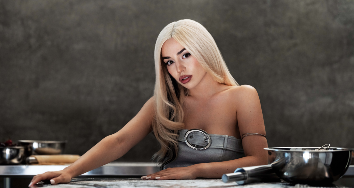 Ava Max wraca z osobistym singlem”Spot A Fake”