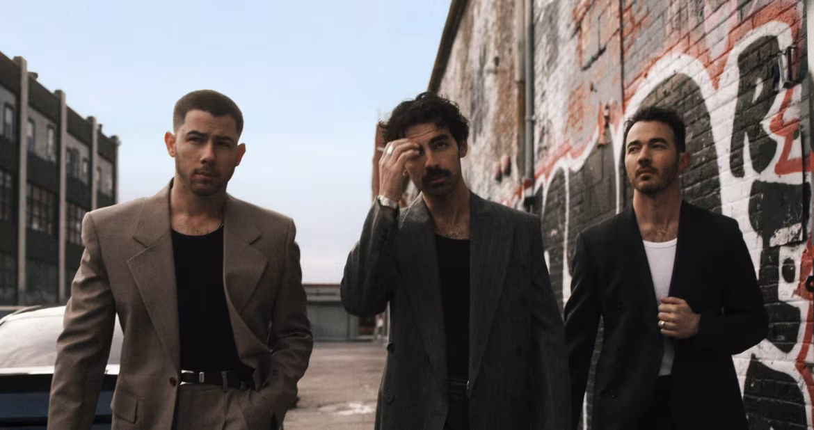 Jonas Brothers świętują 20-lecie singlem „Love Me To Heaven”