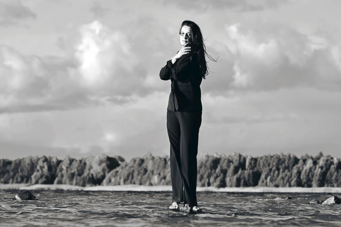 STASHKA powraca z poruszającym utworem „Szklany Ptak”