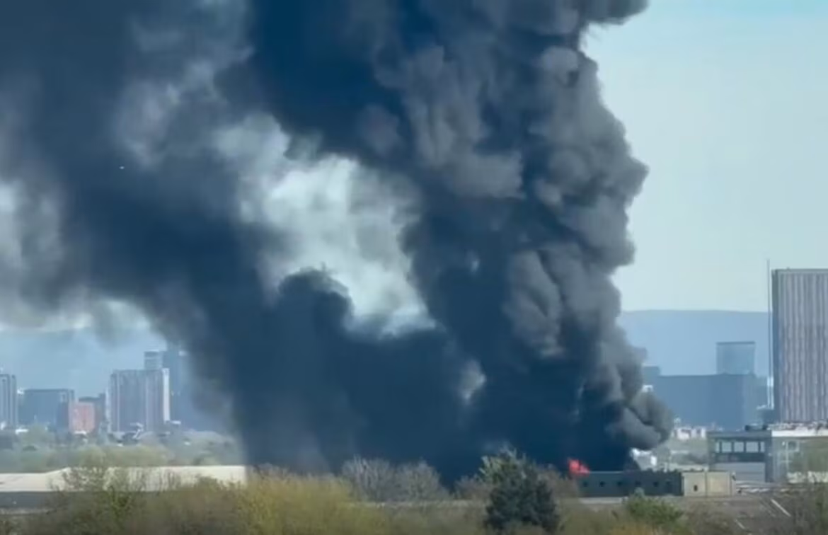 Potężny pożar w Trafford Park: Służby w akcji, ogromne zadymienie nad Manchesterem